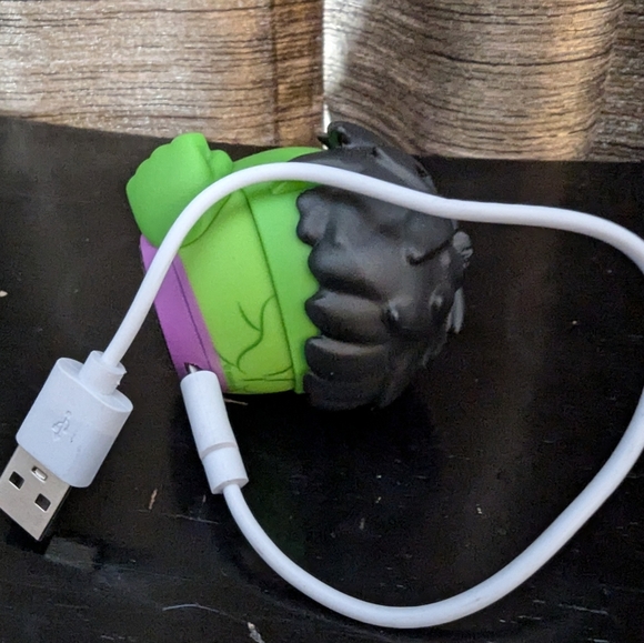 Marvel Hulk Speaker by Bitty Boomers The Hulk Collectible Mini Bluetooth Speaker - Picture 3 of 9
